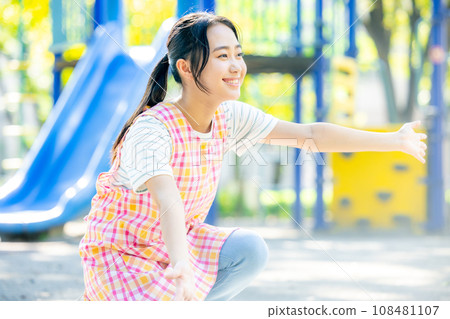 幼兒園老師在公園玩耍 108481107