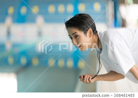 游泳教練和秒錶 108481485