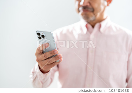 Senior man operating a smartphone (parts model) 108481688