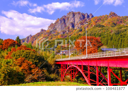 Mt. Iwahashi and red bridge in autumn leaves 108481877