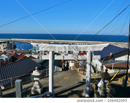 Torii and sea of Yashiro Shrine, Kamishima, Toba City, Mie Prefecture 108482093