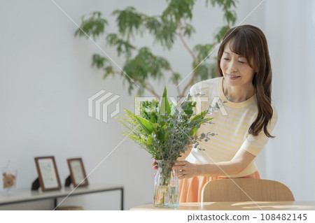 50多歲的女人裝飾鮮花 50多歲的女人裝飾鮮花 108482145