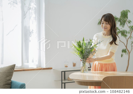 50多歲的女人裝飾鮮花 108482146