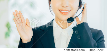 穿著西裝戴著耳機的女人 108482205