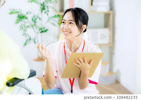年輕女子，護理人員，輪椅 108482235