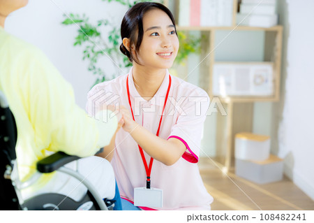 年輕女子，護理人員，輪椅 108482241