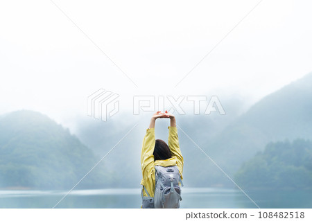 一個在山裡煥發活力的女人,一個喜歡徒步旅行的女人,一個在度假時在山裡煥發活力的女人 一個在山裡煥發活力的女人,一個喜歡徒步旅行的女人,一個在度假時在山裡煥發活力的女人 108482518