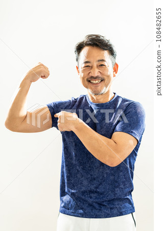Middle-aged man in sportswear 108482655