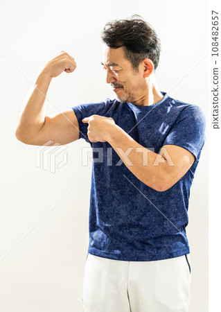Middle-aged man in sportswear 108482657