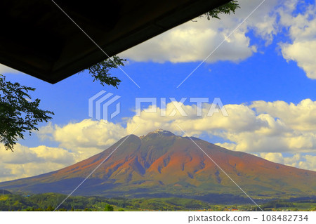 Beautiful Mt. Iwaki with fresh snow and autumn leaves viewed from the Apple Park Observation Deck 108482734
