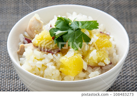 Rice cooked with sweet potato and chicken. 108483273