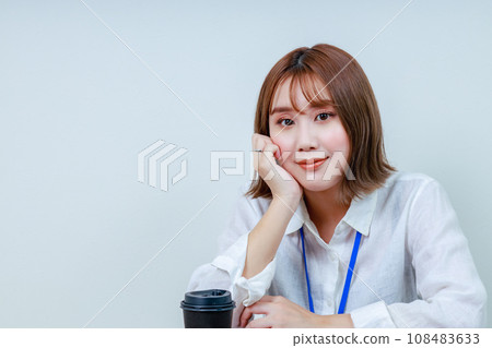 年輕女員工休息 | 左側空間 年輕女員工休息 | 左側空間 108483633