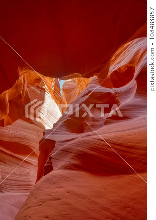 從羚羊峽谷的 Canyon X 看到的藍天 從羚羊峽谷的 Canyon X 看到的藍天 108483857