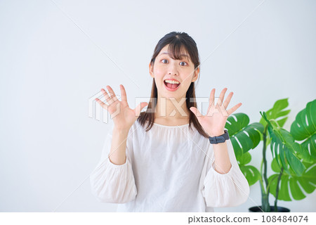 Surprised look young woman 108484074