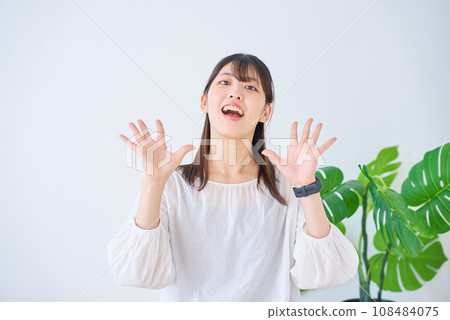 Surprised look young woman 108484075