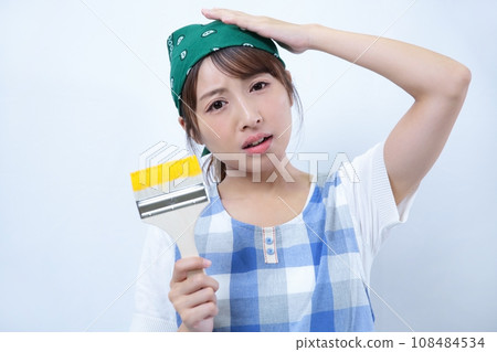 一個女人用 DIY 底片繪畫的形象 108484534