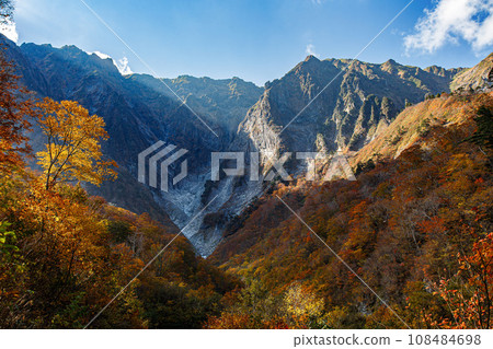 Kurasawa, Gakuichi Tanigawa, where the autumn leaves shine 108484698