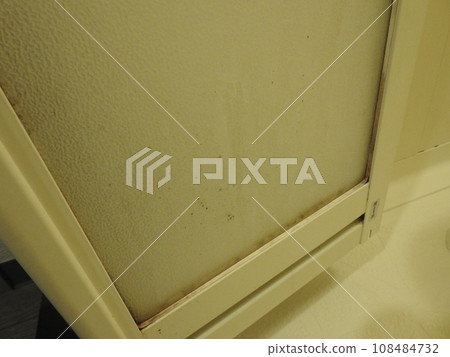 門上有黴漬，門上有污漬，發黴 108484732