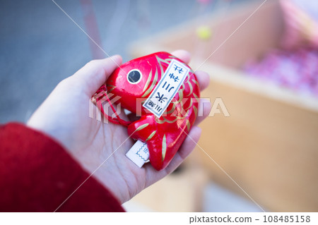 A girl drawing a fortune in the shape of a sea bream 108485158