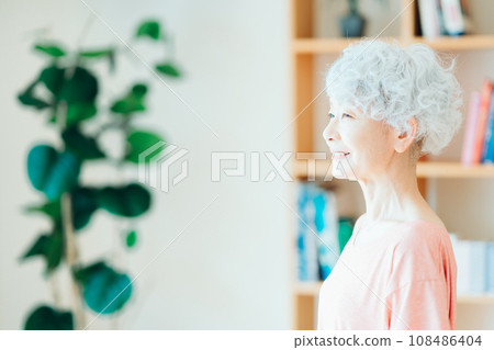 一位老年女性覺得自己的皮膚被滋潤了。 一位老年女性覺得自己的皮膚被滋潤了。 108486404