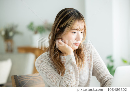 女性生活方式:在家操作電腦的女性 女性生活方式:在家操作電腦的女性 108486802