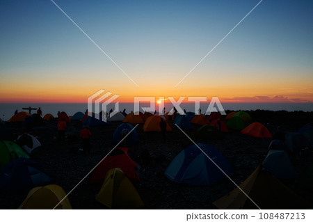 清晨的帳篷營地 清晨的帳篷營地 108487213