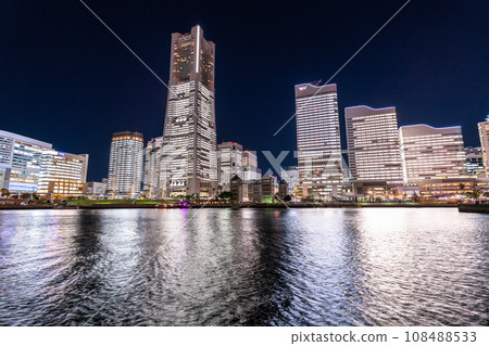 《神奈川縣》橫濱港未來/辦公室燈火通明的夜景 108488533