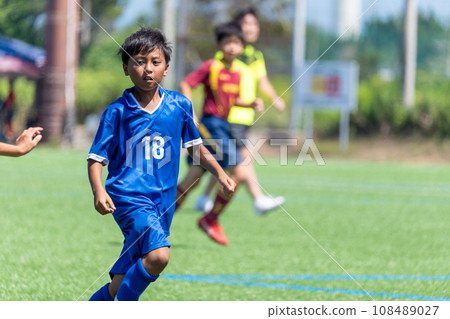 踢足球比賽的小學生 踢足球比賽的小學生 108489027