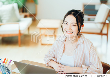 正在學習的大學生。 108489045