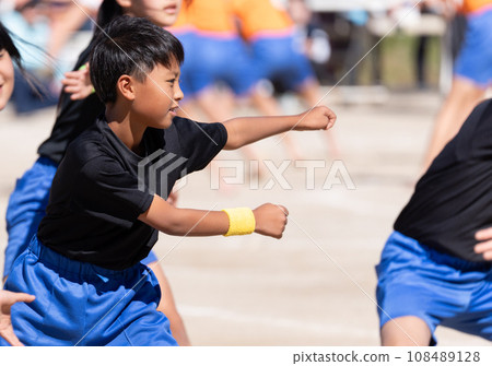 Elementary school students dancing Soran Bushi at an athletic meet 108489128