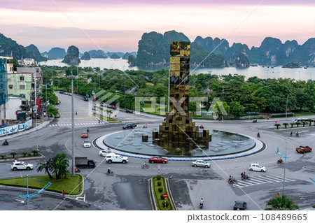 越南下龍市和下龍灣鐘樓交叉口的早晨 越南下龍市和下龍灣鐘樓交叉口的早晨 108489665