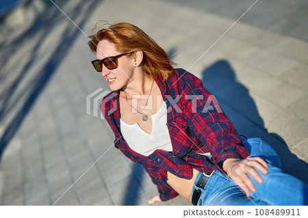 Close-up Portrait of Stylish Redhead Woman in Urban Autumn Fashion 108489911