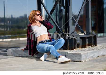 Close-up Portrait of Stylish Redhead Woman in Urban Autumn Fashion 108489938