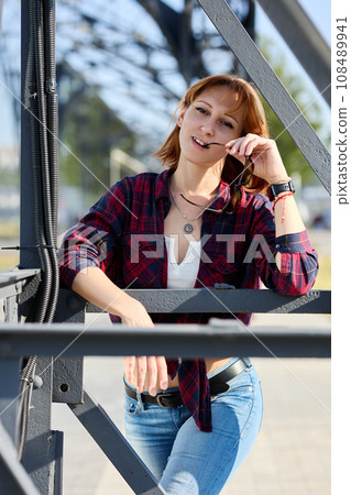 Close-up Portrait of Stylish Redhead Woman in Urban Autumn Fashion 108489941