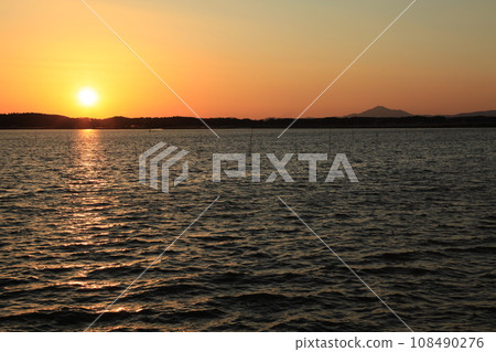Evening view of Hinuma, distant view of Mt. Tsukuba 108490276