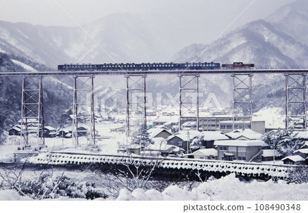 DD51次牽引的客運列車在雪景中穿越甘部鐵路橋 DD51次牽引的客運列車在雪景中穿越甘部鐵路橋 108490348