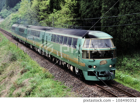 由布院之森特快列車在久大本線豐後中村站附近行駛 由布院之森特快列車在久大本線豐後中村站附近行駛 108490352