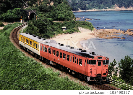 山陰本線玉前站附近海岸線行駛的柴油列車 108490357