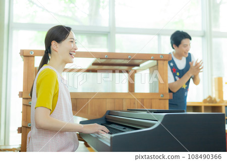 幼稚園老師彈電子鋼琴 108490366