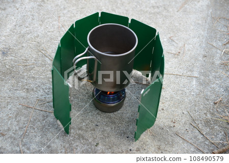 戶外工具：用酒精燈燒水 108490579