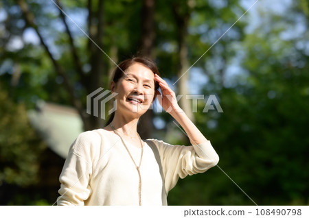 在新鮮的綠色公園享受日光浴的老婦人 108490798