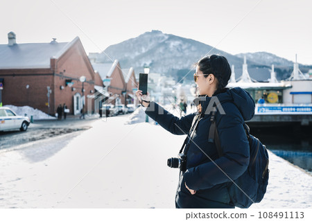 Travel woman in winter season 108491113