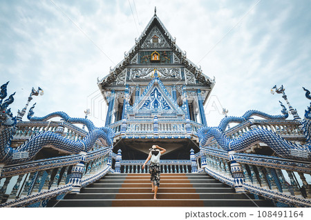 Travel woman and Thai temple 108491164