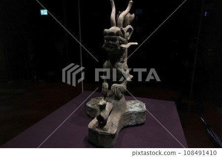 the monster sculpture in Sanxingdui culture 108491410