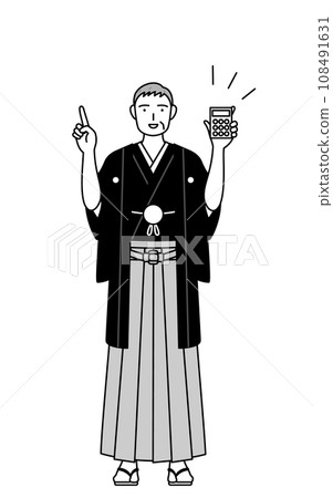 在新年參拜或婚禮上，一位穿著鳳頭袴的老人拿著計算器並指著它。 108491631