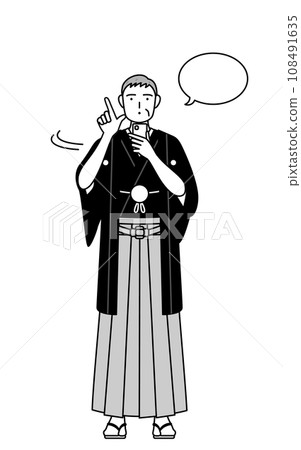 A senior man wearing a crested hakama operates a smartphone, at a New Year's shrine visit or at a wedding. 108491635