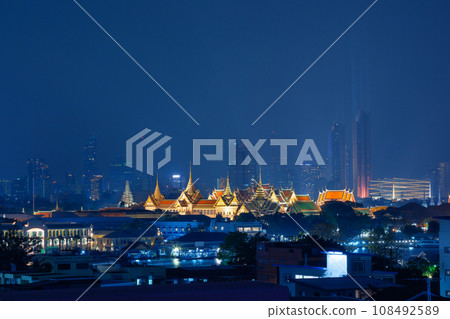Bangkok city with Temple of the Emerald Buddha 108492589