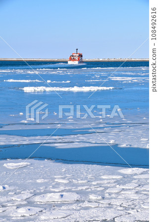 Drift ice sightseeing boat 108492616
