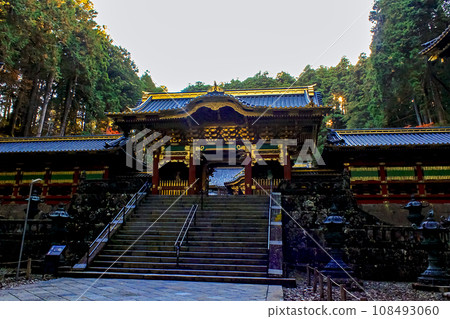 [Tochigi] Nikkosan Rinnoji Taiyu-in Temple in autumn, Yashamon Gate at dusk 108493060
