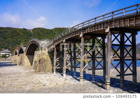 Kintai Bridge with a blue sky in spring (Iwakuni City, Yamaguchi Prefecture) 108493175